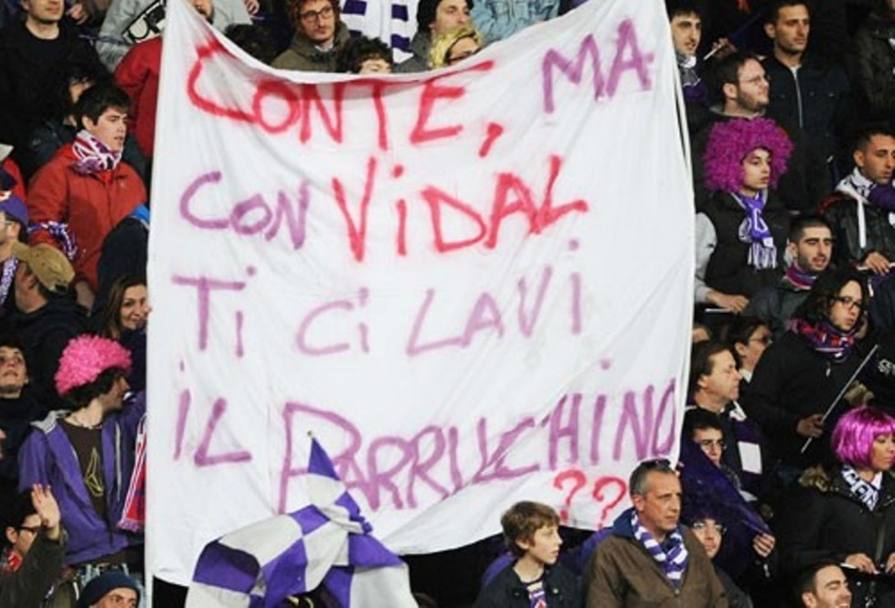 18 marzo 2012: al Franchi, i tifosi della Fiorentina accolgono l&#39;allenatore della Juventus con parrucche viola e striscioni ironici. Lui si vendicher sul campo, vincendo 5-0